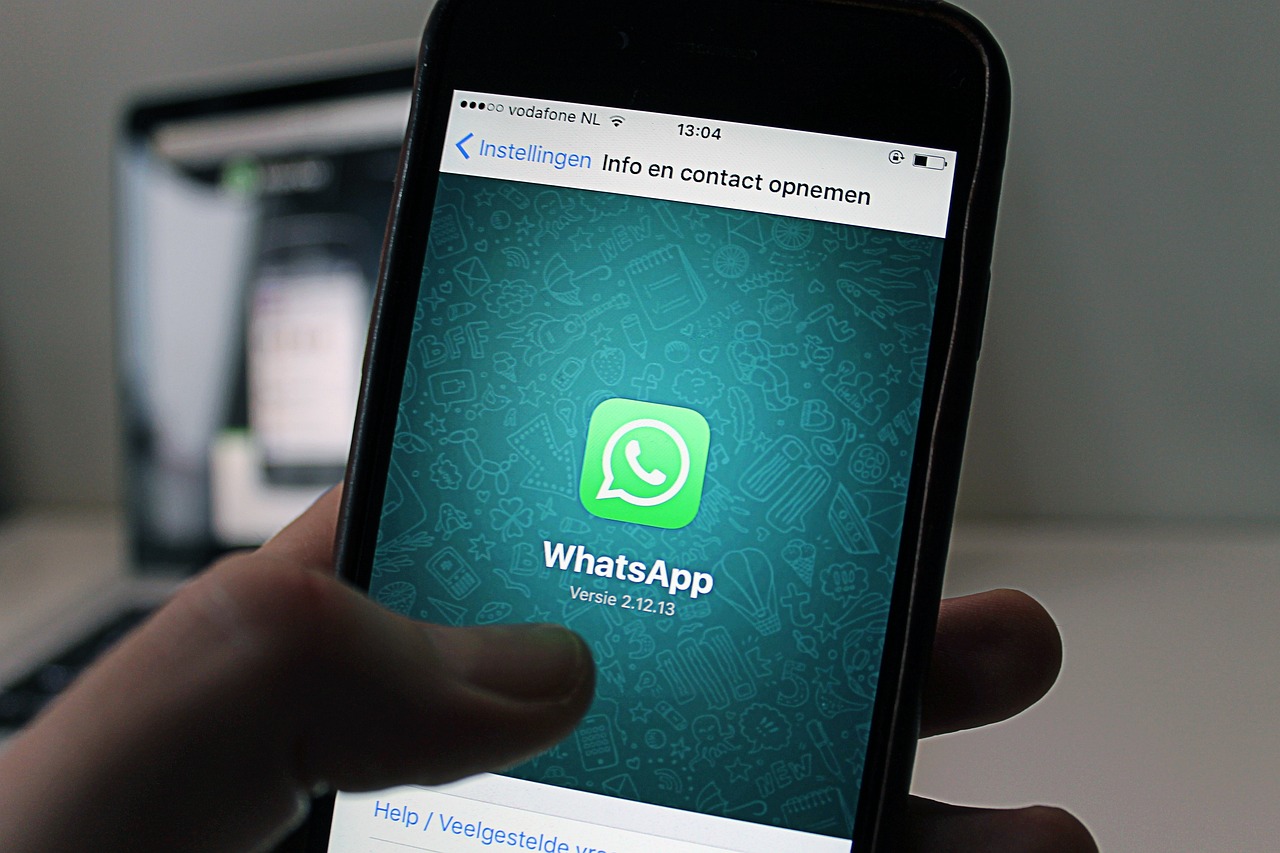 Istruzioni su come disattivare Meta AI su WhatsApp con icone e schermate esplicative.